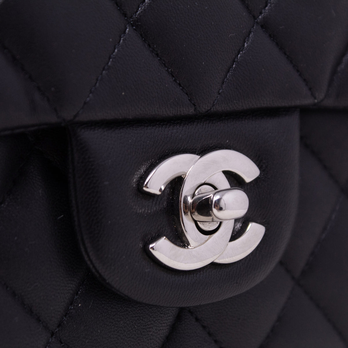Chanel Classica Media Nera Hw Silver
